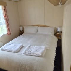 Cosy Caravan: 2BR in Sandown Sleeps 4 with Free Parking