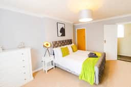 4 Bed - 2 Baths 1 Walk in Shower Lots of Parking - Image 4