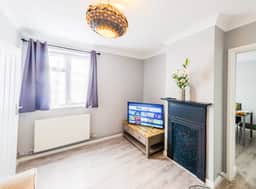 4 Bed - 2 Baths 1 Walk in Shower Lots of Parking - Image 2