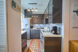 Birch Barn Retreat Spacious 4BR House with FREE Parking Sleeps 6 - Image 3