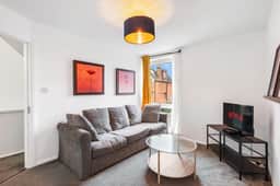Central Horsham 5BR Home | Parking | Pets Allowed - Image 2