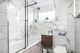 Central Horsham 5BR Home | Parking | Pets Allowed - Image 4