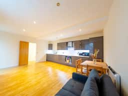 Charlotte House: Central 2BR 2BATH Retreat – Sleeps 6 - Image 2