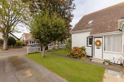 Charming 2-Bedroom Escape in Worthing - Image 2