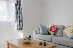 Charming 2-Bedroom Escape in Worthing - Image 5