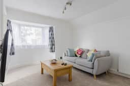 Charming 2-Bedroom Escape in Worthing - Image 4