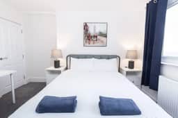 Coastal Charm 1BR Flat near the Sea Street Parking - Image 2