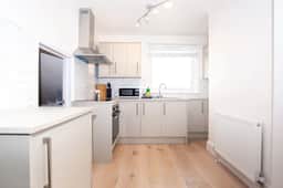 Coastal Charm 1BR Flat near the Sea Street Parking - Image 5