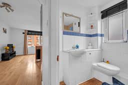 Cozy 1-Bed Flat in Croydon Sleeps 4 - Free Parking - Image 5