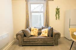 Cozy 2BR Flat Near Cardiff City Centre | Stadium| Shops | Uni - Image 5