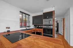 Cozy 1-Bed Flat in Croydon Sleeps 4 - Free Parking - Image 3