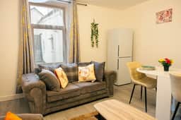 Cozy 2BR Flat Near Cardiff City Centre | Stadium| Shops | Uni - Image 3