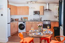Elizabeth Line Retreat – Modern 2BR Flat in Hayes - Image 3