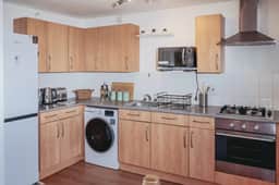 Elizabeth Line Retreat – Modern 2BR Flat in Hayes - Image 5
