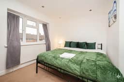 Family-Friendly 3-Bed Haven in Northolt w/Parking - Image 2