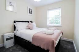Family-Friendly 3BR Home by the Thames with FREE Parking - Image 4
