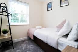 Family-Friendly 3BR Home by the Thames with FREE Parking - Image 5
