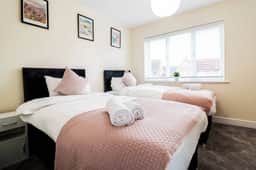 Family-Friendly 3BR Home by the Thames with FREE Parking - Image 3