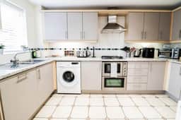 Family-Friendly 3BR Home by the Thames with FREE Parking - Image 2