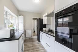 Gateshead 2BR Flat - Near Town & Metro Access - Image 3
