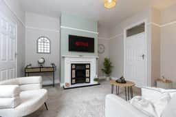 Gateshead 2BR Flat - Near Town & Metro Access - Image 5
