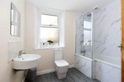 Gateshead 2BR Home - Near Town & Metro Access - Image 5