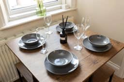 Gateshead 2BR Home - Near Town & Metro Access - Image 4