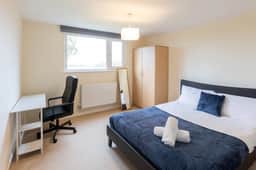 Grand 5BR Home in Market Harborough with Free Parking - Image 5