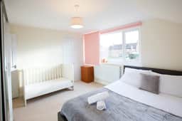 Grand 5BR Home in Market Harborough with Free Parking - Image 4