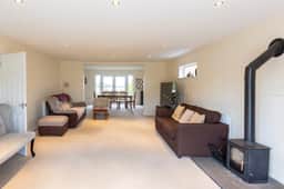 Grand 5BR Home in Market Harborough with Free Parking - Image 2