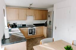 Hardwick Haven – Modern 3BR Townhouse Retreat with Free Parking - Image 2