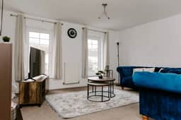 Hardwick Haven – Modern 3BR Townhouse Retreat with Free Parking - Image 3