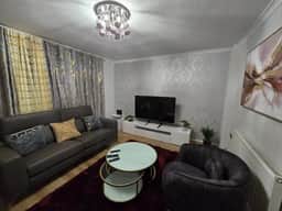 Hornchurch Cozy 2-Bed Flat with Street Parking - Image 2