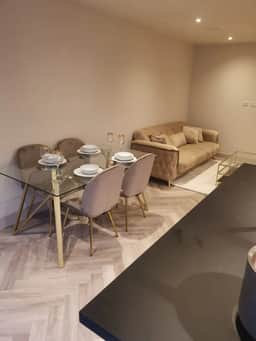London 2BR Retreat with Free Parking & City Access - Image 2