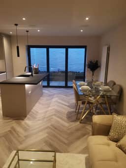 London 2BR Retreat with Free Parking & City Access - Image 5