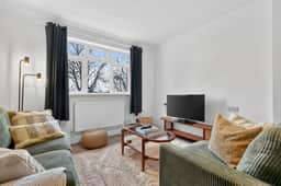 Madeira 2BR Garden Retreat in Bromley with Street Parking - Image 2