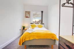 Modern 3-Bed Home Sleeps 6 with Parking & Fast WiFi Perfect for Contractors & Long Stays - Image 4
