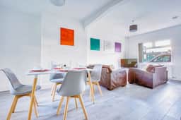 Modern 3-Bed Home Sleeps 6 with Parking & Fast WiFi Perfect for Contractors & Long Stays - Image 2