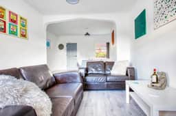 Modern 3-Bed Home Sleeps 6 with Parking & Fast WiFi Perfect for Contractors & Long Stays - Image 3