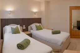 Modern 3BR Flat in Central Plymouth Free Parking Sleeps 6 - Image 3