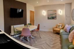 Modern 3BR Flat in Central Plymouth Free Parking Sleeps 6 - Image 2