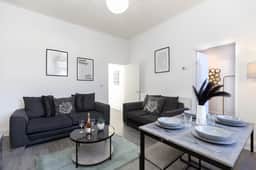 Newly Renovated 3BR House near hospital & uni - Image 5