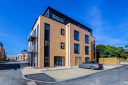 Penny Place Retreat – Central 2BED 2BATH by Station + Free Parking - Image 4