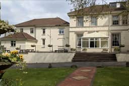 Room 1 Manor Park Country House in Swansea - Image 4