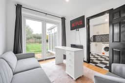 Spacious 4-Bedroom Haven in Orpington Retreat - Image 2