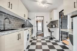Spacious 4-Bedroom Haven in Orpington Retreat - Image 4
