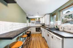 Spacious 5BR Home with Parking in Central Horsham - Image 3