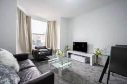 Spacious 5BR Sheffield Home | Sleeps 10 | Near City Centre - Image 2