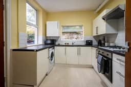 Spacious 5BR Sheffield Home | Sleeps 10 | Near City Centre - Image 4