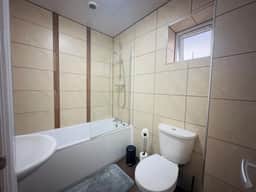 Spacious 6-Bedroom Terraced House | Sleeps 8 | Near City Centre - Image 5